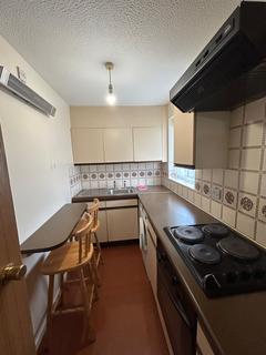 Studio to rent, Wheelwright Close, Bushey WD23