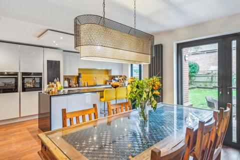 5 bedroom detached house to rent, The Avenue, Farnham Common, Slough, Buckinghamshire