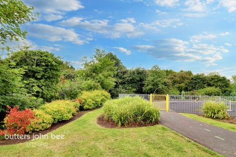 5 bedroom end of terrace house for sale, Bridle Walk, Telford