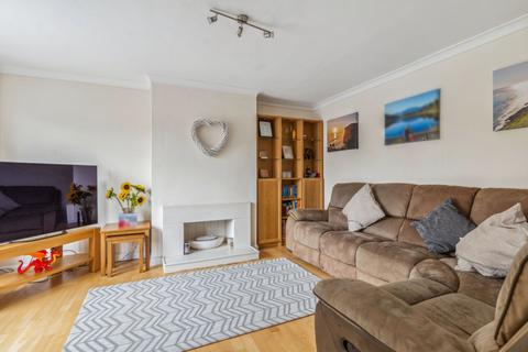 6 Meadow Walk, Bourne End, SL8 5TP