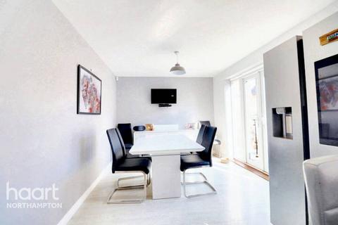 2 Eider Close, Northampton, NN4 9AD