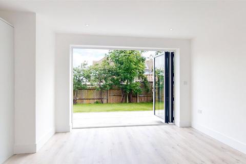 4 bedroom detached house to rent, Rectory Gardens, Basildon, Essex, SS13