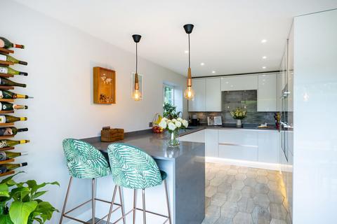 62 Harestone Hill, Caterham, CR3 6DG