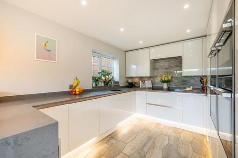 62 Harestone Hill, Caterham, CR3 6DG