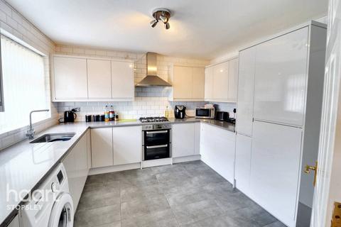3 bedroom end of terrace house for sale, Telscombe Way, Luton