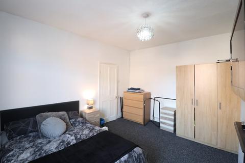 2 bedroom house to rent, Whingate Grove, Armley, Leeds, UK, LS12