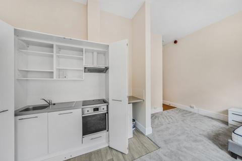 Studio to rent, Egerton Gardens, Knightsbridge SW3