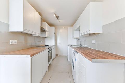 3 bedroom flat to rent, Turnpike Link, Croydon, CR0