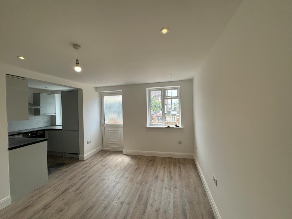 Bradmore Green, Brookmans Park AL9 2 bed flat to rent £1,850 pcm (£