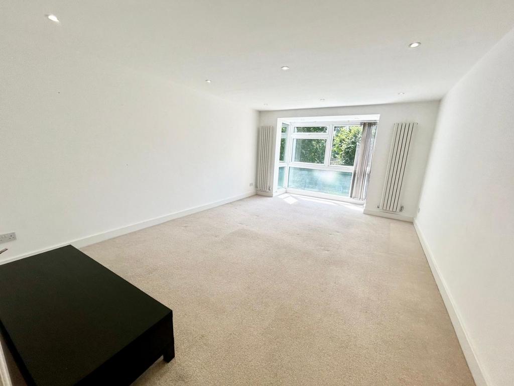 Heath Lodge, High Road, Bushey Heath... 2 bed apartment to rent £1,800 pcm (£415 pw)