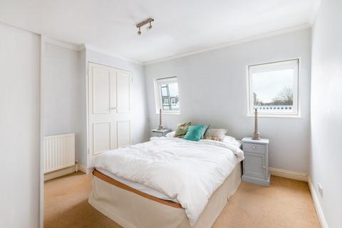 2 bedroom flat to rent, Sinclair Road, Hammersmith W14