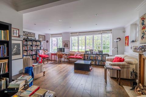 4 Wildwood Rise, London, NW11 6SX