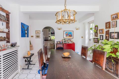 4 Wildwood Rise, London, NW11 6SX