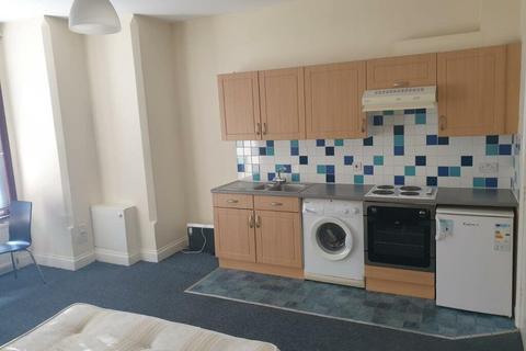 Studio to rent, Grosvenor Gardens, Willesden Green