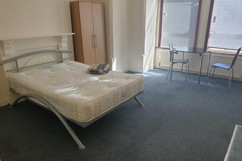 Studio to rent, Grosvenor Gardens, Willesden Green