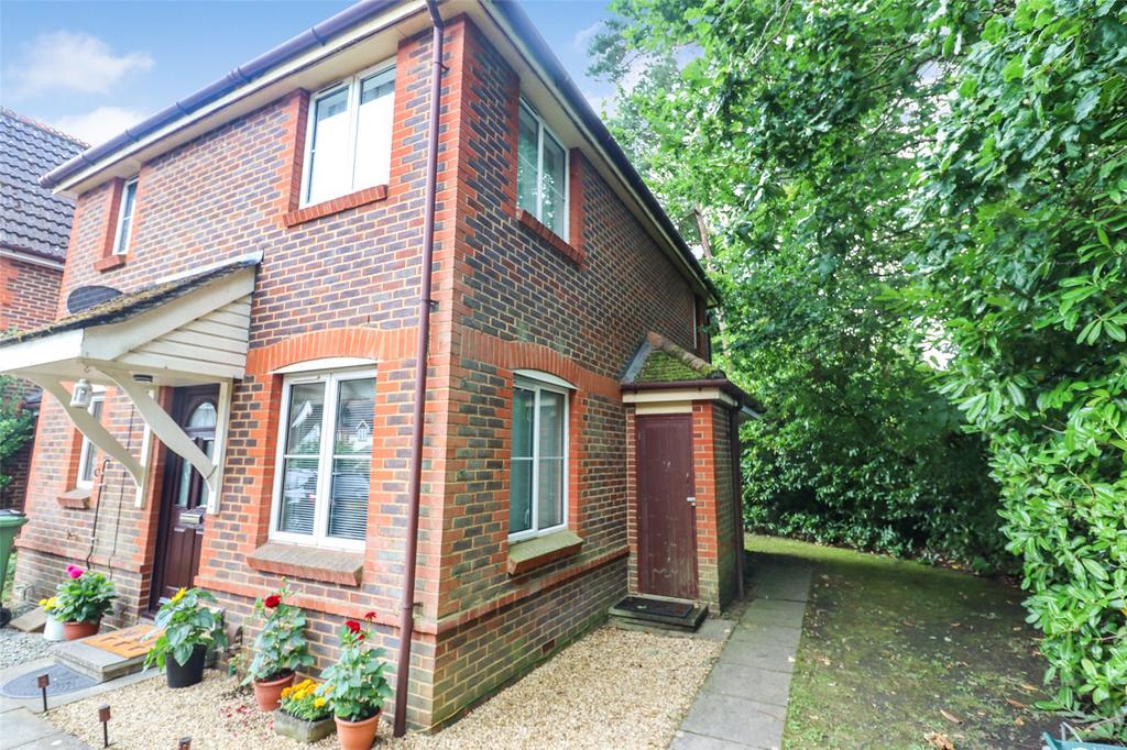 Francis Way, Surrey GU15 1 bed semidetached house for sale £265,000