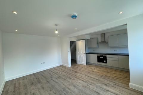 3 bedroom flat to rent, Bradmore Green, Brookmans Park AL9