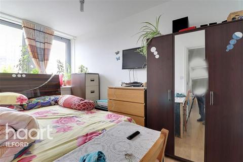 2 bedroom flat to rent, Wigham House, IG11