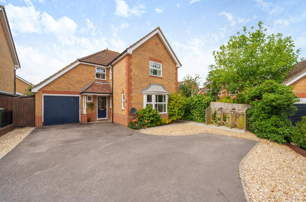Blount Crescent, Bracknell RG42 4 bed detached house for sale £625,000