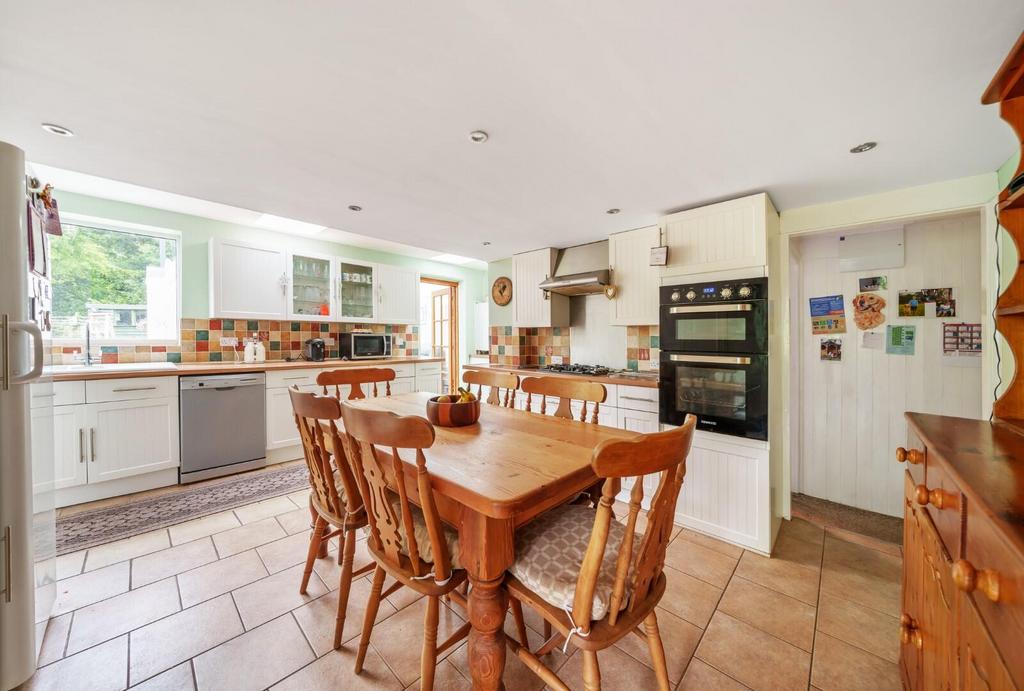 Kitchen v1 (Large).jpg