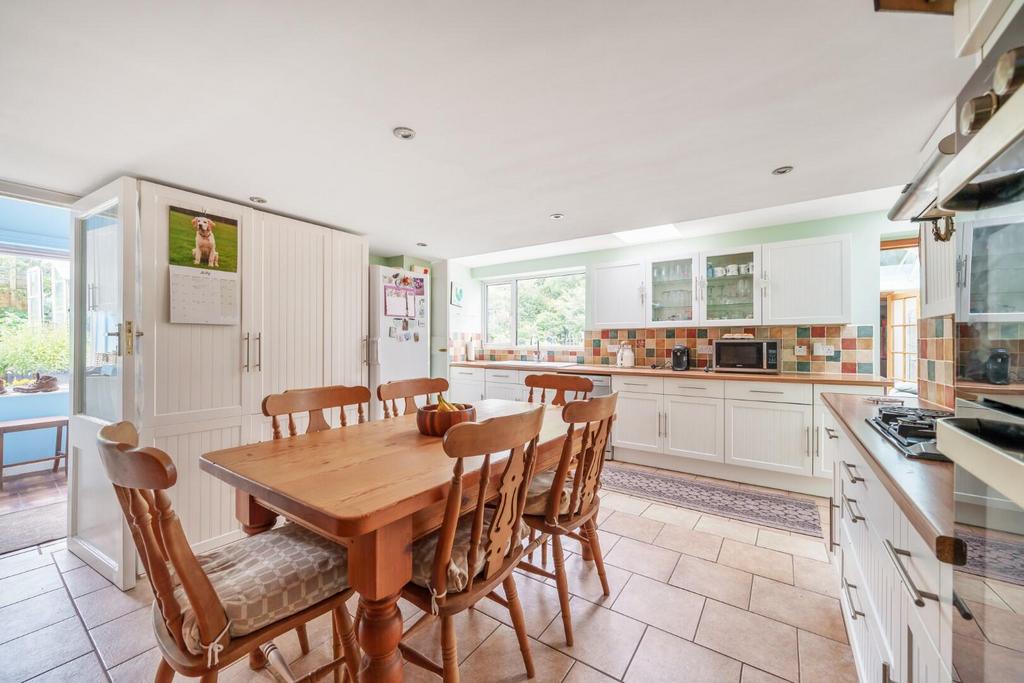 Kitchen v3 (Large).jpg