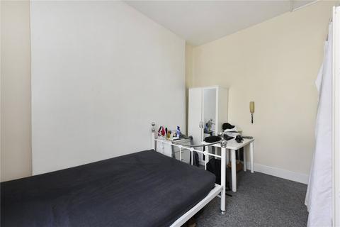Studio to rent, Castletown Road, London W14