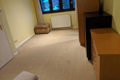 3 bedroom terraced house to rent, London IG4