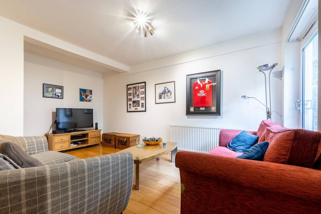 Barons Court Road, Barons Court... 1 bed flat to rent £2,150 pcm (£