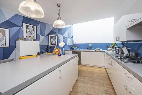 3 bedroom terraced house to rent, Virginia Road, Shoreditch, London, E2