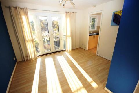 2 bedroom apartment to rent, Hallington Close, Woking GU21