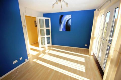2 bedroom apartment to rent, Hallington Close, Woking GU21