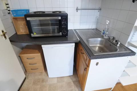 Studio to rent, Brondesbury Park, London NW2