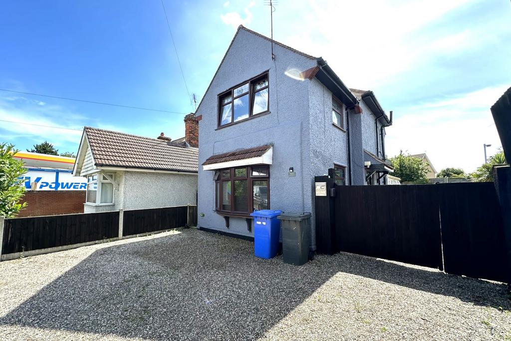 Detached house in the heart of oulton broad