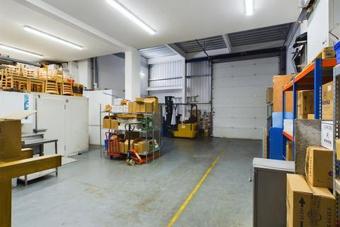 Storage to rent, Industrial Unit with Kitchen SW16, Vale Industrial Park, Rowan Road, Streatham, SW16 5BN
