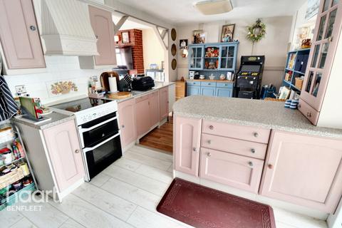 3 bedroom semi-detached house for sale, Roseberry Avenue, Benfleet