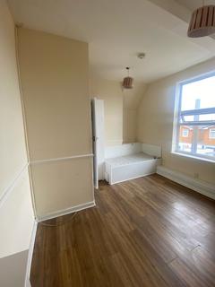 Studio to rent, Flat 6 , 2 Church St