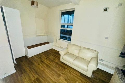 Studio to rent, Flat 6 , 2 Church St