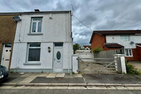 3 bedroom end of terrace house to rent, Castle Street, Pentrebach, CF48