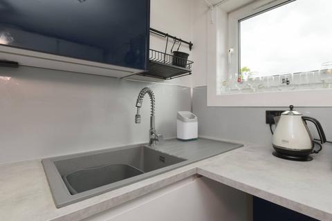86b Barntongate Drive, Edinburgh, EH4 8BY