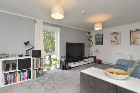 86b Barntongate Drive, Edinburgh, EH4 8BY