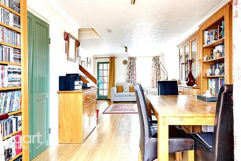 3 bedroom semi-detached house for sale, Viburnum Close, Ashford