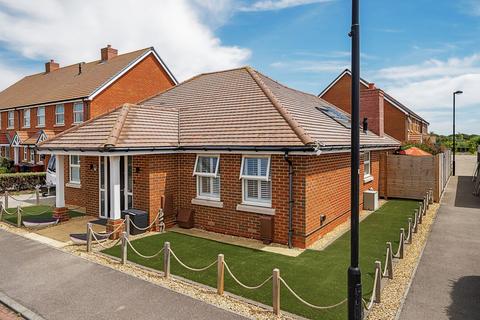 33 Beech Avenue, Bracklesham Bay, Chichester, PO20 8HU