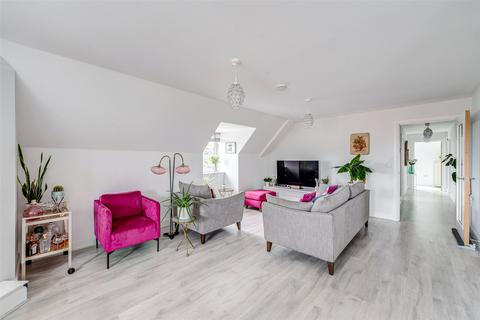 3 bedroom flat for sale, Heene Road, Worthing, West Sussex, BN11