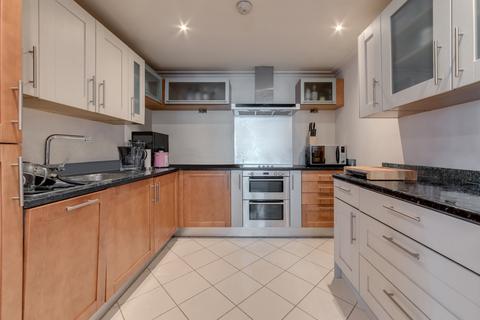 3 bedroom flat for sale, Discovery Dock Apartments East, 3 South Quay Square, London