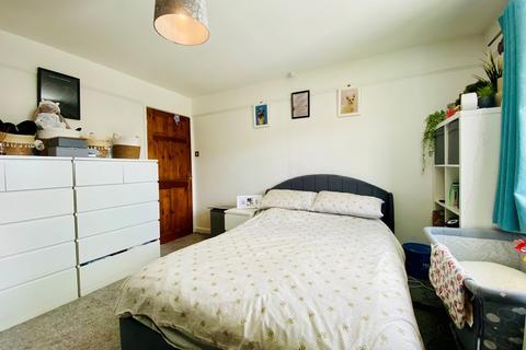 8 Hawthorn Road, Crediton, EX17 2DF