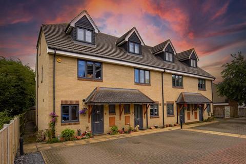 3 bedroom end of terrace house for sale, De Burgh Close, Broxbourne