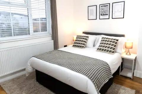 2 bedroom duplex to rent, Saxon Drive, London, W3