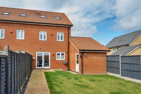 3 bedroom semi-detached house for sale, Linnet Close, Chattenden, Rochester