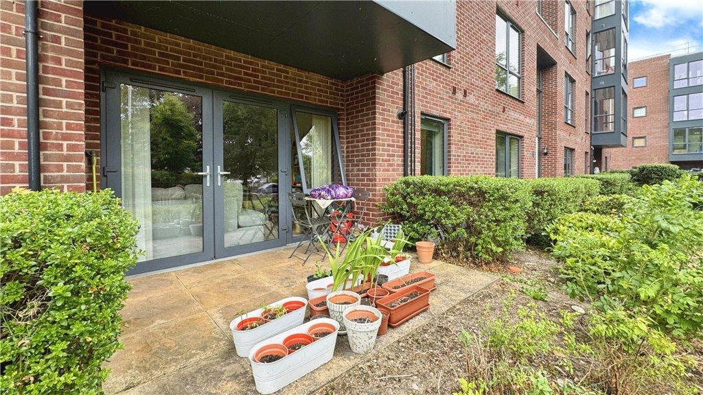 Willoughby Avenue, Uxbridge 1 bed apartment for sale £300,000