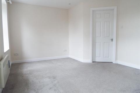 2 bedroom flat to rent, West Street, Somerton